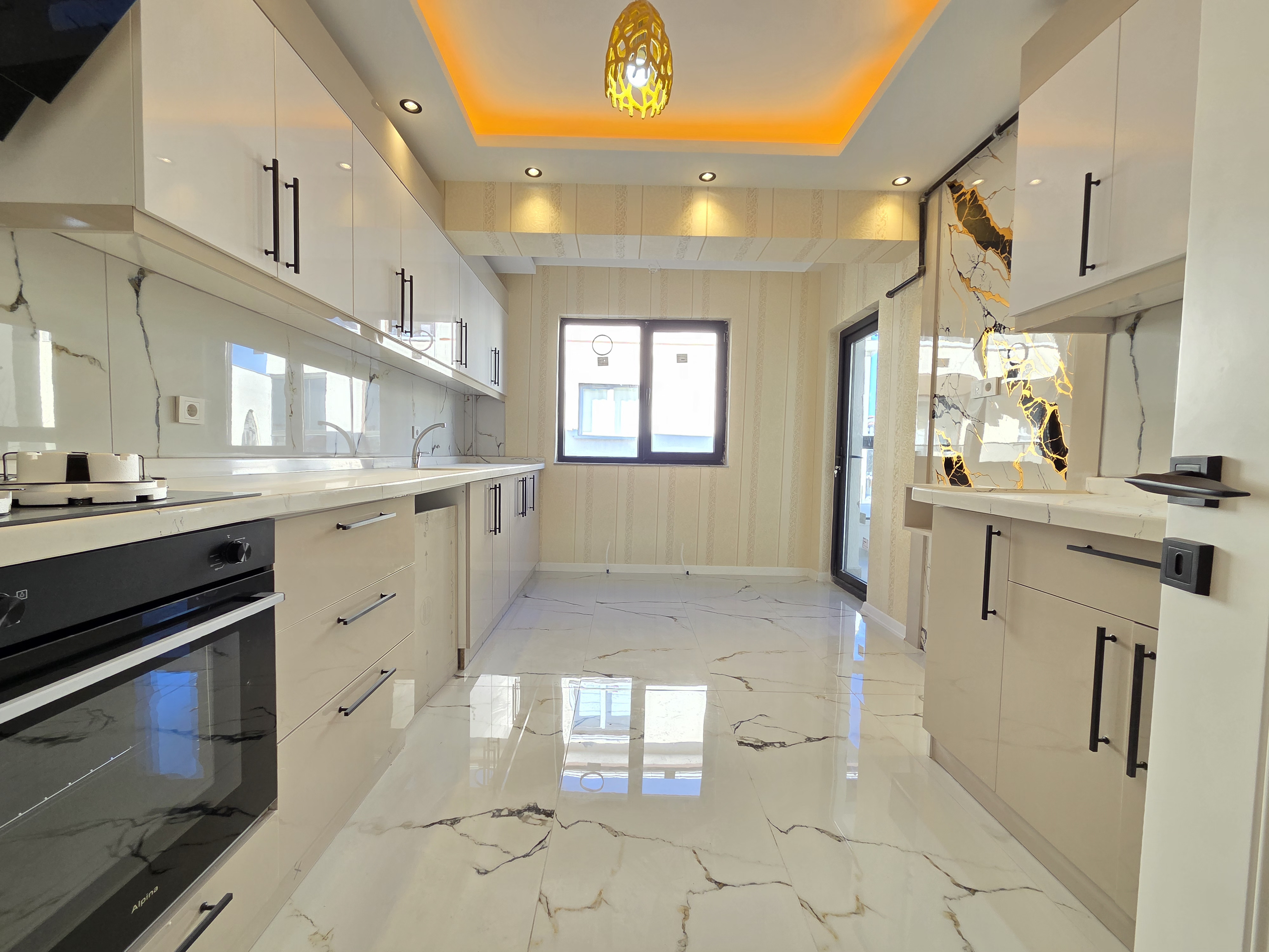 YENİKENT MENDERES'TE 2+1 ULTRA LÜX FULL YAPILI ÖNÜ PARK KATTA DAİRE