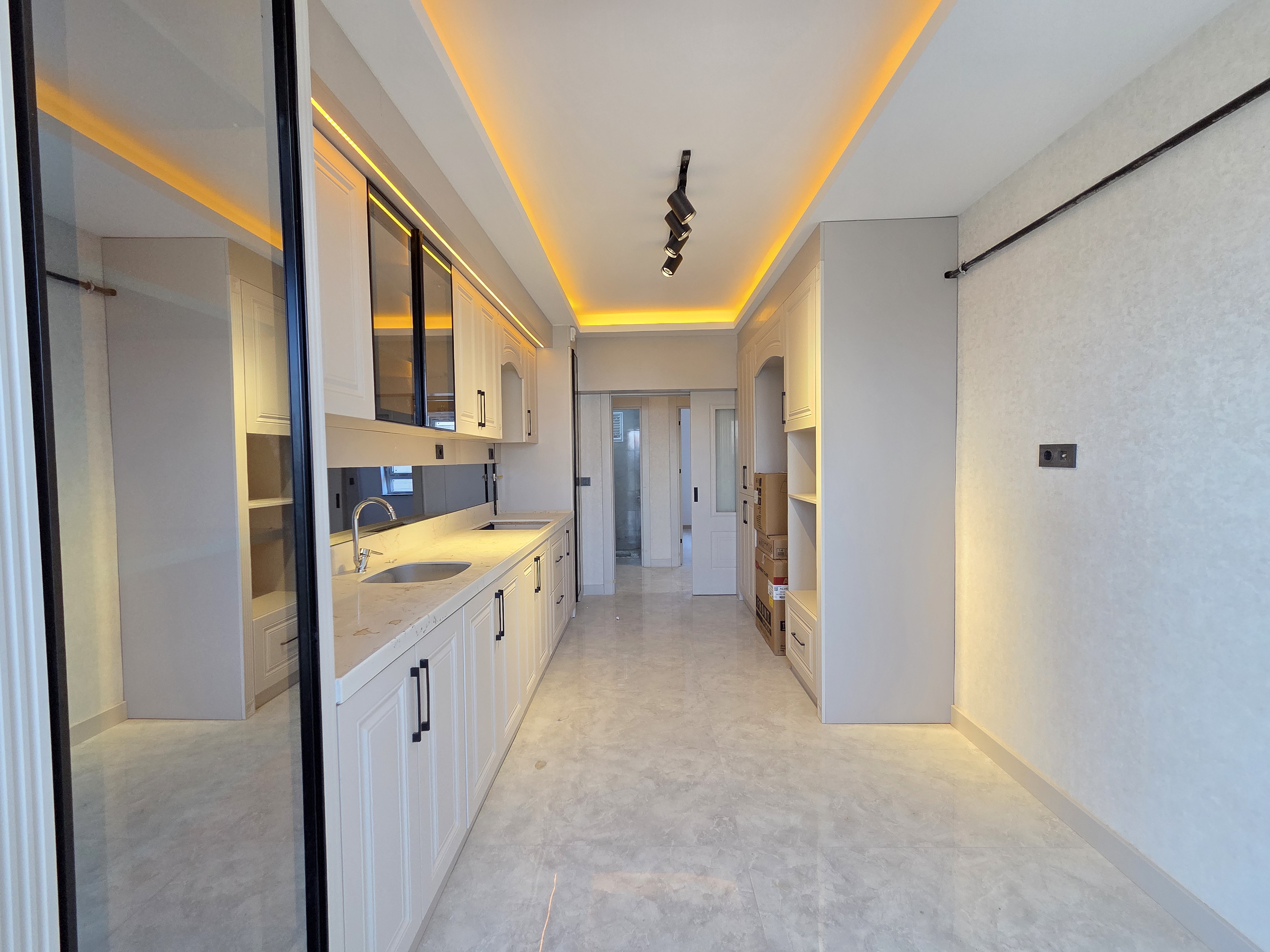 YENİKENT MENDERES'TE 3+1 ULTRA LÜX ARA KATTA MÜKEMMEL LOKASYONDA DAİRE