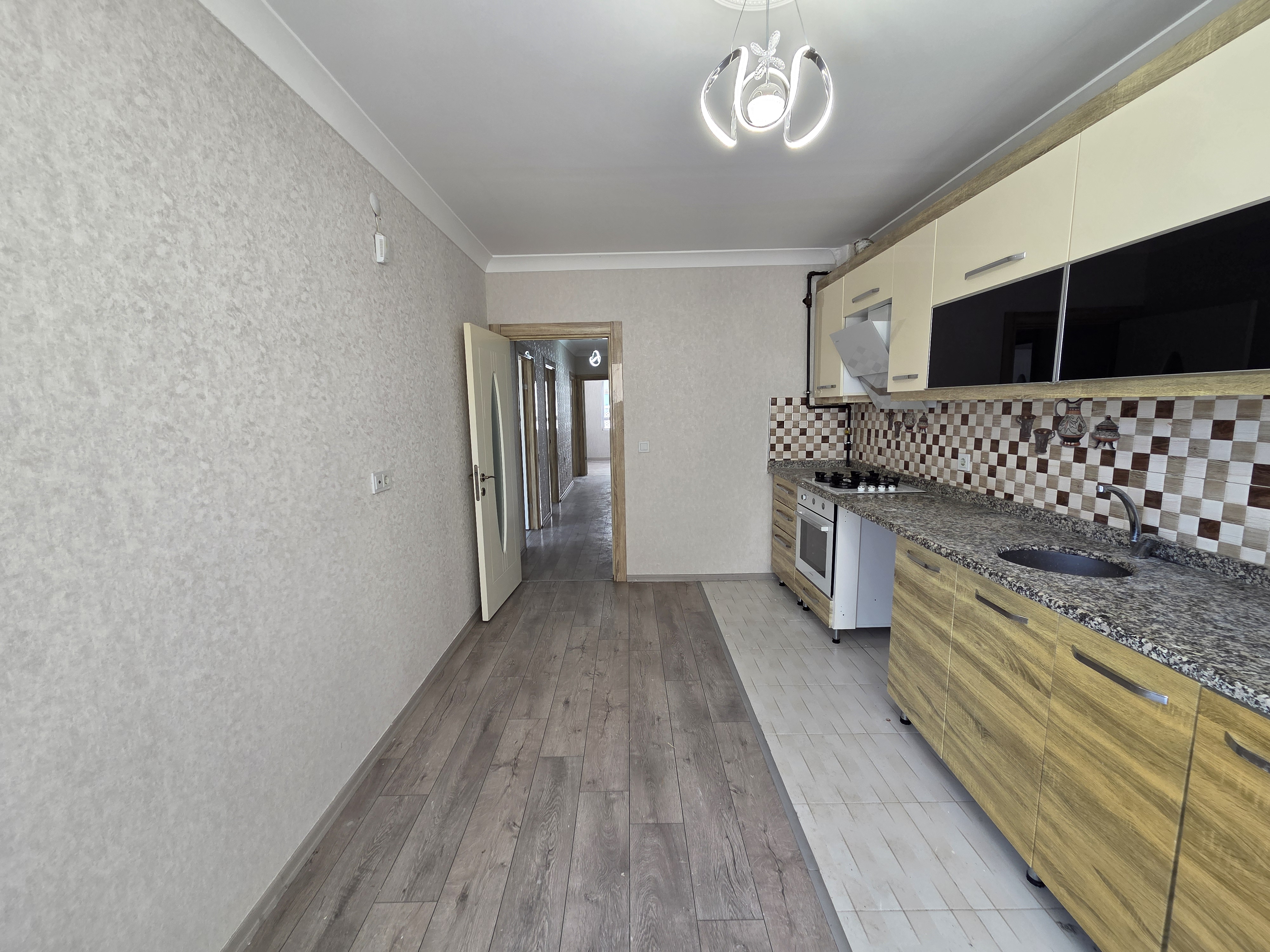 YENİKENT MENDERES'TE 3+1 LÜX YAPIM KATTA ÖNÜ AÇIK FERAH 3.000.000 TL'YE KADAR KREDİYE UYGUN DAİRE