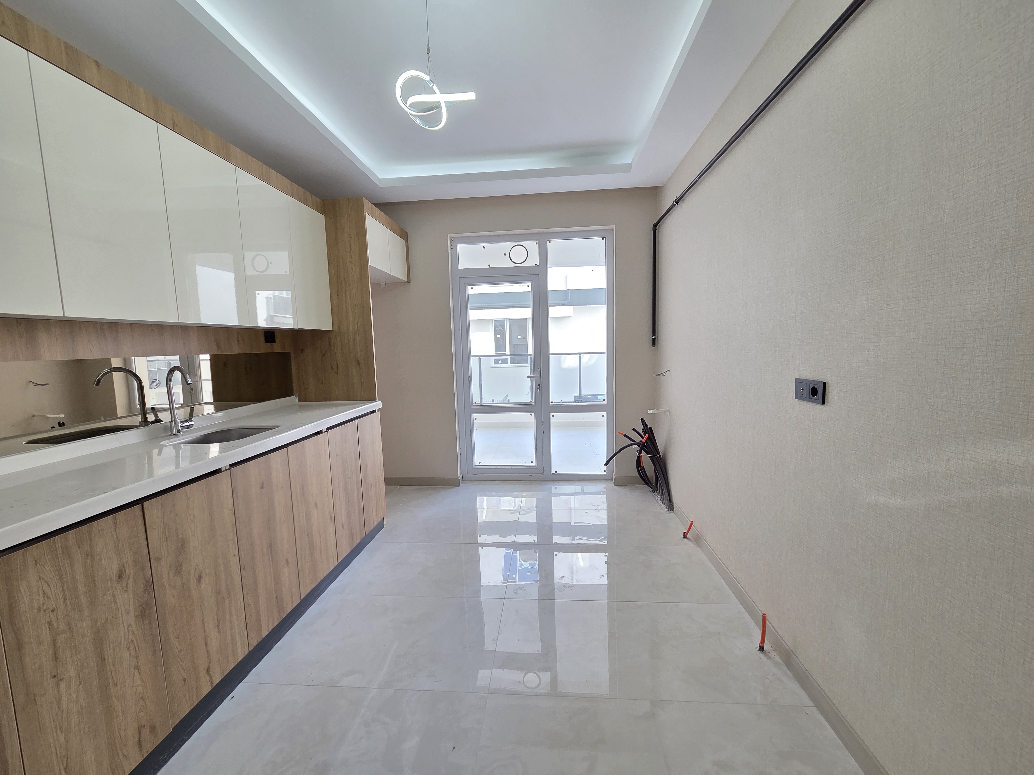 YENİKENT MENDERES'TE 3+1 ULTRA LÜX YATIRIMA UYGUN KAT KONUMUNDA FIRSAT DAİRE
