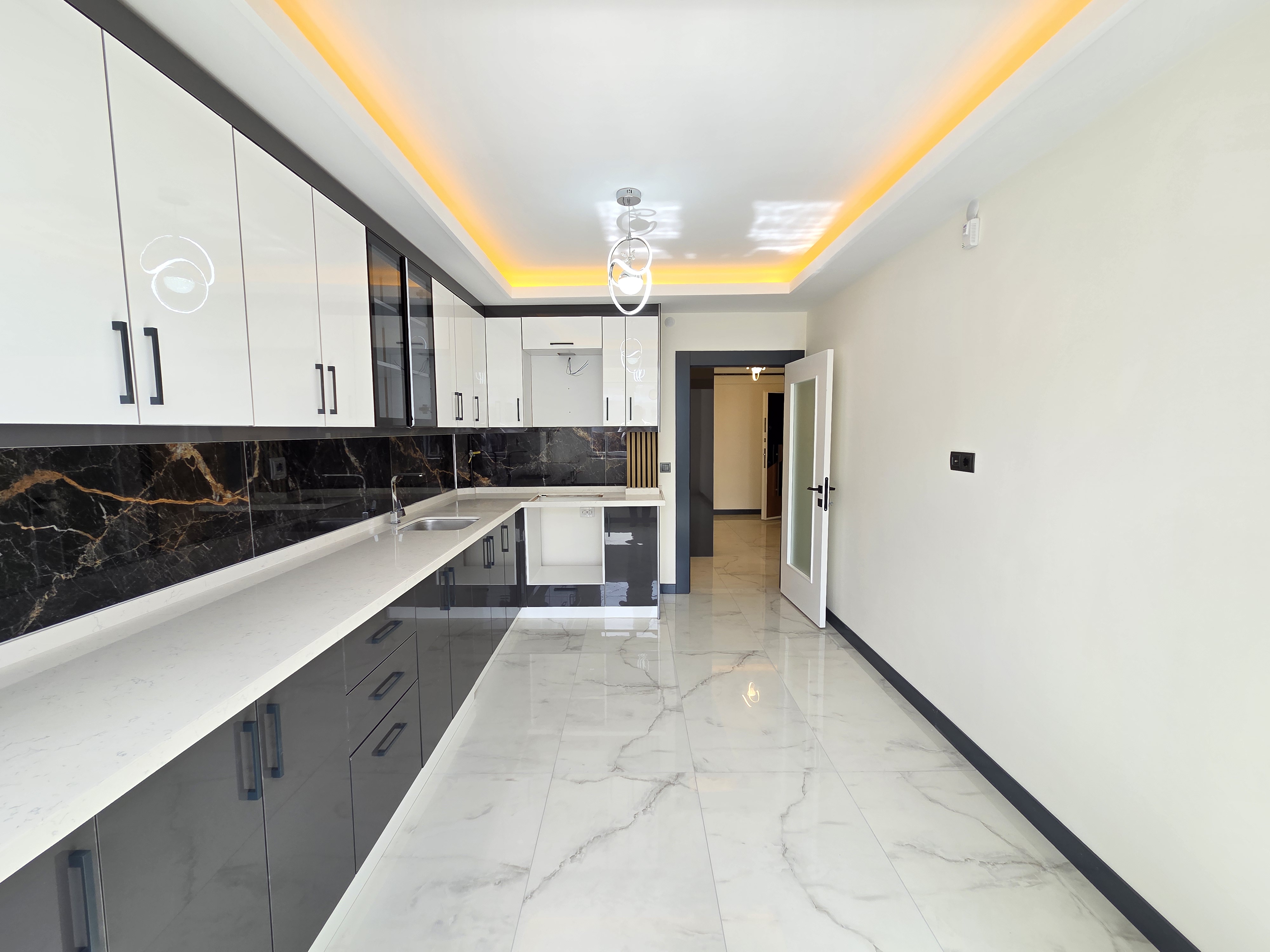 YENİKENT FEVZİ ÇAKMAK'TA 2+1 ULTRA LÜX SIFIR KATTA 3.TREN İSTASYONUNA YAKIN DAİRE